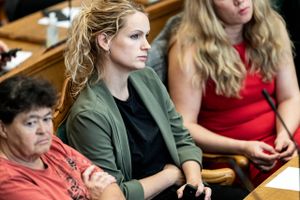 Efter at først et folketingsmedlem og senere et hovedbestyrelsesmedlem har talt imod Enhedslistens linje for krigen i Ukraine, drøfter partiet nu om det skal have konsekvenser. 