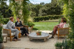 Hertugparret af Sussex, prins Harry og Meghan Markle, lagde ikke fingre imellem i et stort interview med Oprah Winfrey søndag aften. Her er fem højdepunkter fra interviewet. 