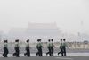 Den kæmpestore Tiananmen-plads er nogle dage næsten usynlig på grund af dynen af smog over Beijing. Arkivfoto: Imagechina/AP