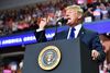 USA's præsident, Donald Trump, fremførte tirsdag sin egen lille version af en meget omtalt afhøring af professor Christine Ford. Det skete tirsdag ved et vælgermøde i Mississippi. Foto: Mandel Ngan/Ritzau Scanpix