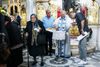 Præsten i den lille kirke Saint Anargyroi i Athen deler brød ud ved søndagsmessen. Han ser ikke noget problem i, at han ikke bærer handsker, selvom myndighederne anbefaler det.
