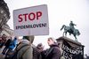 På dagen, hvor epidemiloven skulle vedtages, var demonstranter tilbage på Christiansborg Slotsplads med potter, pander, trommer og horn. Det larmede så meget, at det kunne høres i folketingssalen. Foto: Liselotte Sabroe/Ritzau Scanpix