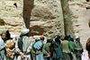 Taliban-soldater foran stedet, hvor to Buddha-statuer engang stod. Ved hjælp af dynamit fik Taliban sprængt dem bort, fordi de var anti-islamiske.