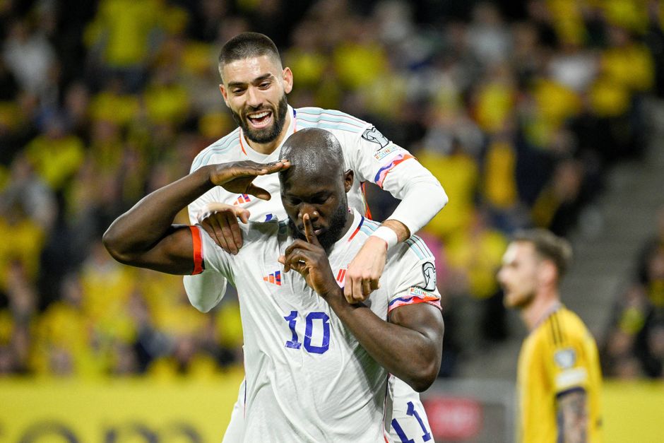Romelu Lukaku scorede sine første landsholdsmål i 18 måneder, da Belgien vandt 3-0 over Sverige i EM-kvalen.