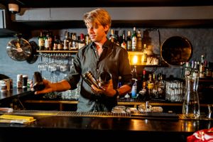 Bjarke Reventlow, der bl.a. står bag tre cocktailbarer og natklubber i København, ser frem til corona-genåbningen i næste uge - efter halvandet års års nedlukning. Foto: Stine Bidstrup.  