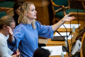 For mere end et år siden fremlagde regeringen et forslag, der ville gøre Danmarks kønsskiftepolitik til en af Europas mest liberale. Men et notat fra Det Etiske Råd har fået regeringen til at tøve. Det får hård kritik fra Enhedslisten, mens Liberal Alliance glæder sig.