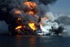 Boreplatformen Deepwater Horizon i brand efter eksplosionen i april 2010.