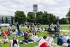 Flere aarhusianere valgt at benytte indvielsen til at teste parkens grønne græs.