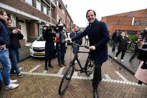 Ruttes liberale parti bliver størst, centrum-venstreparti tog andenpladsen fra Frihedspartiet, viser måling.