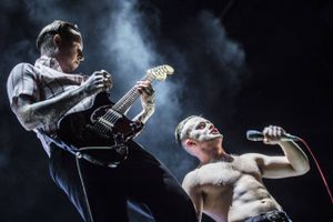 Britisk punkduo har tidligere afvist kritikken, men nu droppes kontroversielt bandnavn.