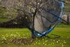 Trampoliner, lette havemøbler, løse tagsten, presenninger og vakkelvorne plankeværker kan udgøre en risiko, hvis de vælter ind over ens grund. Foto: Mark Gibson/AP