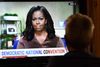 En person lytter til Michelle Obamas tale på førstedagen af det virtuelle konvent i Det Demokratiske Parti. Foto: Foto: Chris Delmas/AFP