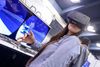 Tusindvis af eksperimenterende spil bliver fremvist på den årlige spilkonference GDC i San Francisco. Virtual reality-headsets, der sender brugerne ind i overbevisende landskaber i 3D, er den mest hypede teknologi på messen. Her lader en konference-gæst sig opsluge af VR-headsettet Oculus. Ét af spillene på messen var dog specifikt målrettet folk, der ikke ser verden i 3D til daglig pga. en øjenlidelse.