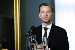 Det forslag, som EU-Kommissionen har fremsat om mindsteløn, kan underminere dansk lønmodel, mener minister.