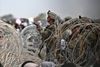 Lige efter Talibans indtog i Kabul blev lufthavnen næsten løbet over ende af paniske afghanere. Siden har USA genvundet kontrollen over stedet ved hjælp af bevogtning, pigtråd og betonmure. Foto: Wakil KOHSAR / AFP