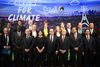Borgmestre fra hele verden drøftede klimaforandringer i Paris fredag. Her ses også Frankrigs præsident, Francois Hollande, i midten. Ved siden af ham er det Paris’ borgmester, Anne Hidalgo, og omkring dem ses bl.a. nuværende og tidligere borgmestre fra London, New York, Seoul, Istanbul, Dakar og Rio de Janeiro. Foto: Stephane de Sakutin/AP