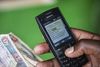 Den teknologiske udvikling gør, at selv fattige kan have et kreditkort eller en smartphone med mobilbank. Arkivfoto: GiveDirectly