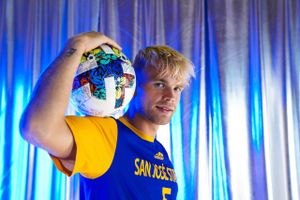 22-årige Kasper Poulsgaard har dobbeltgarderet sin fremtid. Mest af alt satser han på en karriere som professionel fodboldspiller, men han har også valgt at tage en bachelor i Business Administration fra San Jose State University.