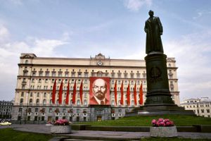 Få måneder før kuppet prydede røde flag og Lenin KGB’s frygtede hovedkvarter på Lubjanka-pladsen i det centrale Moskva. I dag holder FSB til i bygningen. Arkivfoto: James Nubile/ The Image Works