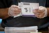 Al posten inklusive stemmesedler er efterfølgende blevet leveret til de retmæssige modtagere. Foto: Joshua Roberts/AFP