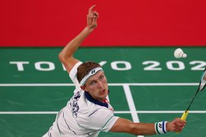 Viktor Axelsen og Anders Antonsen vandt begge deres afsluttende gruppekampe uden besvær og er i knockoutfasen.