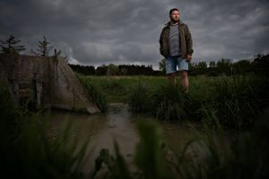 500 forskellige lokationer har haft aktiviteter relateret til brandøvelser, hvor det giftige brandslukningsskum kan være brugt. Nu kræver partier fra begge fløje handling.