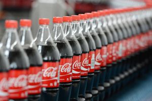 Baggrund: Kunderne langer hellere en coladåse på disken på tankstationen end en flaske i kurven i supermarkedet. Og det vil de to store producenter Coca-Cola og Pepsi udnytte for at redde et faldende salg.