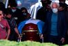 Kisten med Diego Maradona bæres her af hans familie og venner det sidste stykke til kirkegården, hvor fodboldhistoriens måske bedste spiller blev begravet torsdag aften. Foto: Ronaldo Schemidt/AFP