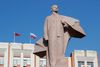Den gigantiske Lenin-statue står foran parlamentsbygningen i Transnistriens selverklærede hovedstad, Tiraspol, hvor nationalflaget stadig bærer hammer og segl. Arkivfoto: Gleb Garanich/Reuters