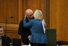 Søren Gade blev tirsdag udpeget som midlertidig formand for Folketinget. Ved den lejlighed udvekslede han et knus med Folketingets alderspræsident, Pia Kjærsgaard. Foto: Ritzau Scanpix/Ida Marie Odgaard