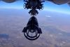Russiske kampfly gennemførte ifølge overvågningsgruppen Syriens Observatorium onsdag omfattende bombeangreb i de syriske provinser Hama og Idlib i den nordvestlige del af landet. Her er et russisk Su-24M-kampfly på vej ind over Syrien. Foto: Det russiske forsvarsministerium/AP