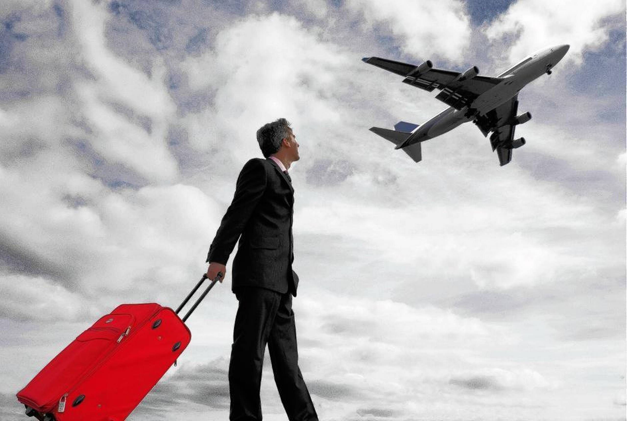 красивая девушка в аэропорту. опоздал на рейс самолета. если опоздал на самолет. опоздал на самолет. девушка с чемоданом в аэропорту.