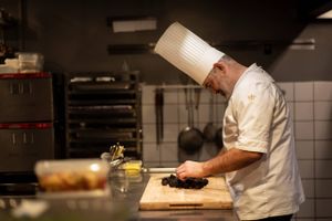 På Restaurant Anx i Aarhus har man sat sig for at gøre det danske frokostbord til en gastronomisk oplevelse. Men kan det overhovedet lade sig gøre – og hvad siger danskerne til at betale 170 kr. for en håndmad? 