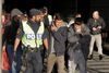 En gruppe migranter er ankommet med tog til Malmø og eskorteres væk af svensk politi for at få tjekket id og pas. Arkivfoto: Stig Ake Jonsson/AP