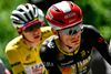 Tadej Pogacar i den gule trøje med Jonas Vingegaard foran sig på 18. etape. Foto: Loic Venance