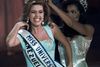 Den 17. maj 1996 blev Allicia Machado (tv.) kåret til Miss Universe i Las Vegas. Over 20 år senere er hun blevet et samtaleemne igen, efter Hillary Clinton nævnte hende ved den første tv-debat mellem de to amerikanske præsidentkandidater. Foto: AP Photo/Eric Draper.