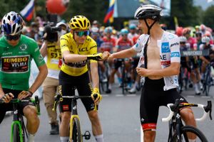 Tadej Pogacar gik hverken sukkerkold eller er ramt af corona, fortæller slovenerens chef under Tour de France.