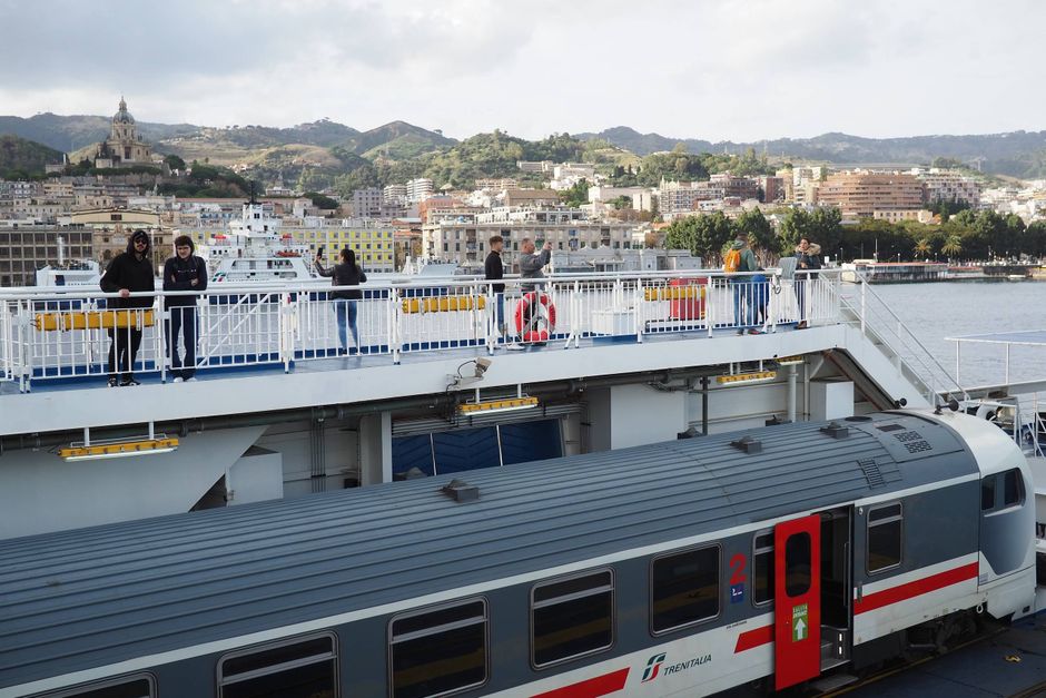 Italien har et ganske velfungerende jernbanenet med en blanding af regional- og lyntog. Skribenten tilbagelagde 800 km på togskinner fra Palermo til Venedig og slap for dyre lejebiler, trafikpropper og parkeringsbøder.