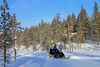 Det tager ca. halvanden time at køre rundt om Idra Fjäll på snescooter. Foto: Parastou Booyash