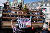 Årets studenter fejrer de overståede eksaminer. De kører i studentervogn, fester og bader i Storkespringvandet på Strøget.