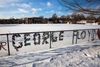 Den dræbte George Floyds navn på et hegn i Richfield Minnesota. Hans død skabte stor debat om politibrutalitet i USA. Ikke mindst grupper som Black Lives Matter gik på gaden. Foto Kerem Yucel/AFP