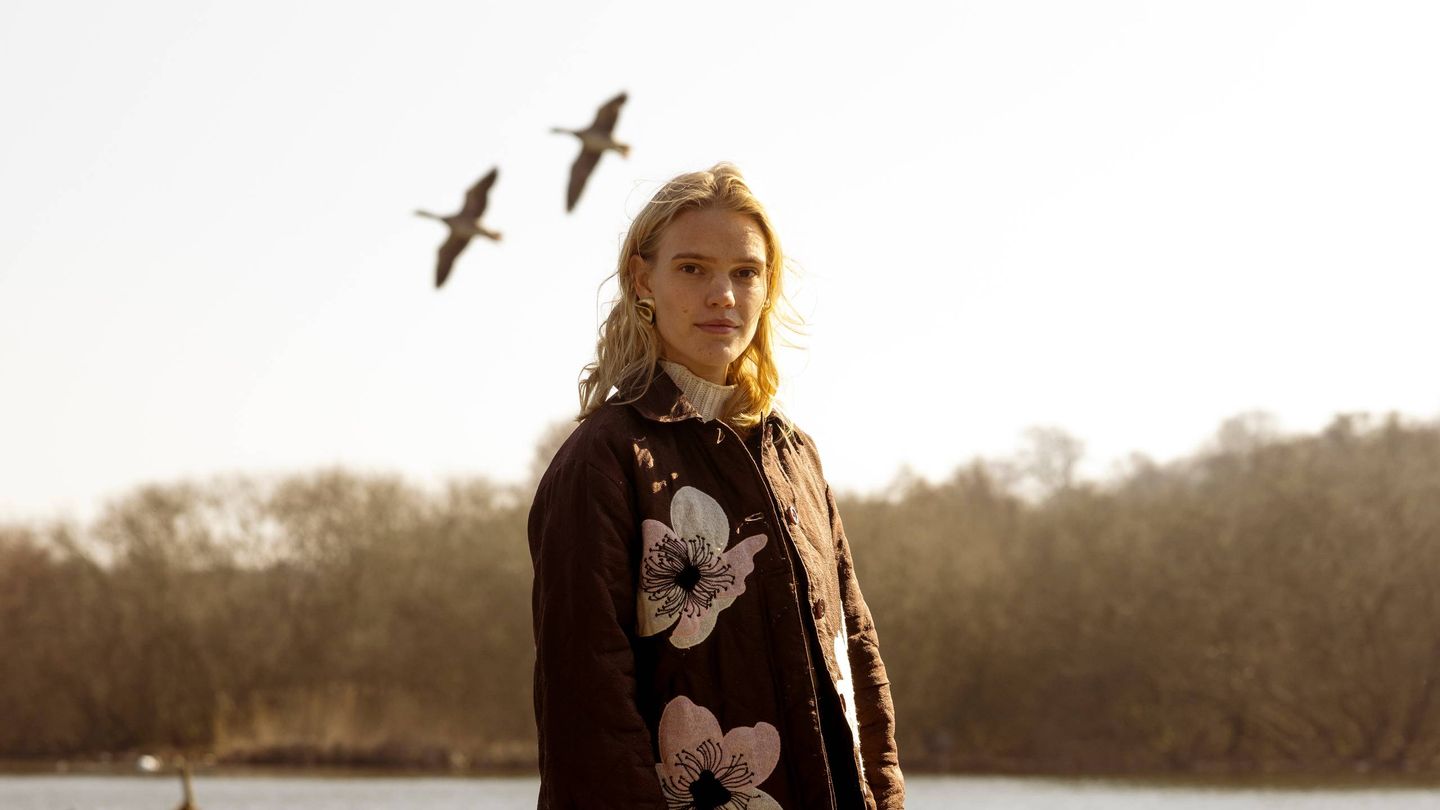 En kold martsaften stoppede Lærke op i et lyskryds. Hun havde jo levet ...