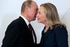 Der var heller ikke varme følelser mellem Putin og Hillary Clinton for fire år siden, selv om det ser sådan ud på dette billede fra et møde i 2012. Foto: Mikhail Metzel/AP