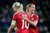 Pernille Harder (tv) og resten af kvindelandsholdet spiller torsdag semifinale ved EM. Foto: DRESLING JENS