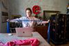 Når Eline Nielsen fra København skal guides til at lave øvelser for at mindske hovedpinen sker det hjemme i stuen med videolink til fysioterapeuten fra Dansk Hovedpinecenter på Rigshospitalet-Glostrup. Det fortsætter hun med, selv om coronasituationen nu tillader, at hun kan møde op på sygehuset. Foto: Stine Bidstrup