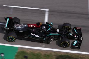 Mercedes' strategi var bedst, da Lewis Hamilton vandt i Spanien og henviste Max Verstappen til andenpladsen.