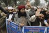 I Pakistan kunne man opleve demonstranter, der hyldede de tre terrorister i Paris som helte. Foto: Mohammad Sajjad/AP