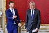 Alexander Van der Bellen (t.h.) og kansler Sebastian Kurz mødtes søndag middag og afholdt efterfølgende et pressemøde. Foto: Hans Punz/AFP