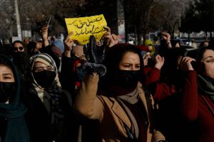 Skridt for skridt sendes Afghanistans kvinder tilbage i mørket.