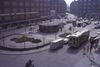 Vesterbro Torv i slutningen af 1950’erne med FDB’s ejendom til venstre og parkeringsplads med GULF-servicestation. Foto: Stadsingeniørens Kontor, Aarhus Stadsarkiv